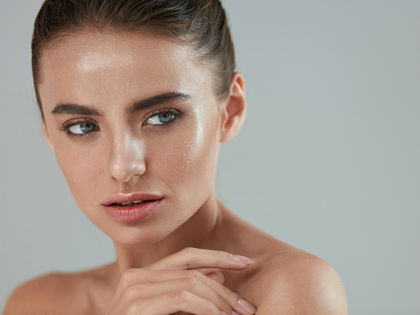 Beauty-Trend 2024: Dieser Drogerie-Highlighter sorgt für einen 4-fachen Glow