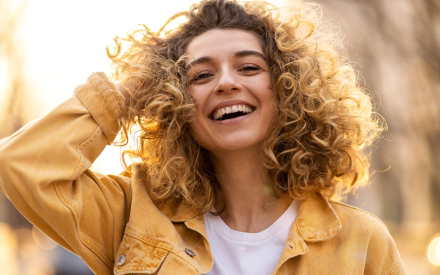 Frau mit Fructis Locken Methode