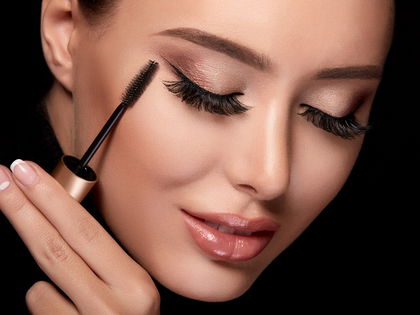 Mascara mit Wimpernserum: Diese 3 Wimperntuschen regen das Wachstum an