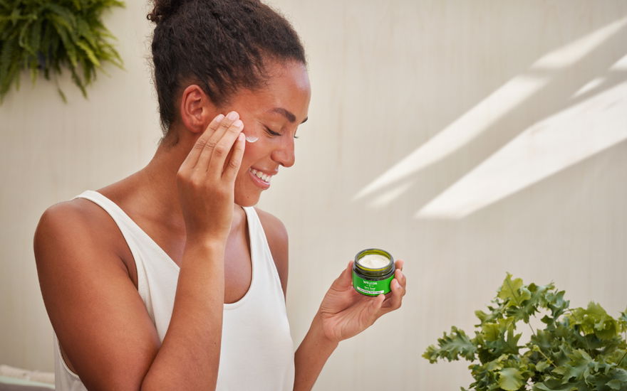 Frau mit Weleda Skin Food Nachtpflege