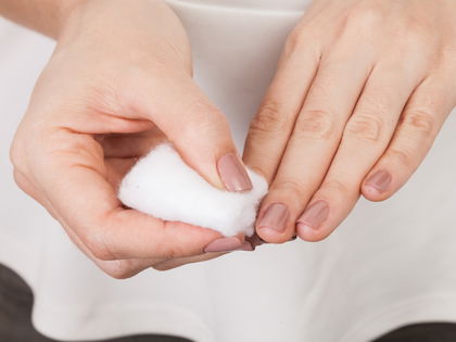 Nagellack ohne Nagellackentferner entfernen: 6 effektive Hausmittel