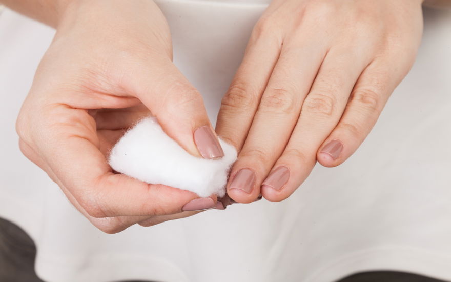 Frau Nagellack entfernen ohne Nagellackentferner