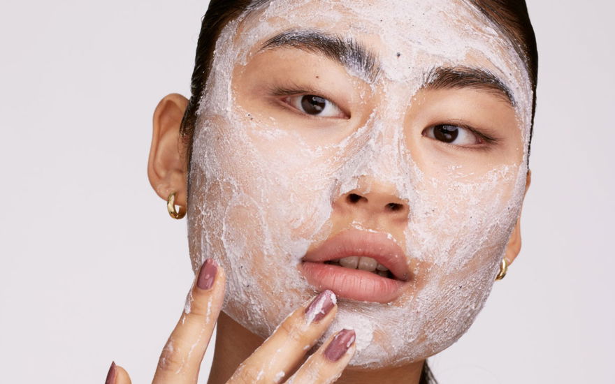 Frau mit Fenty Peeling