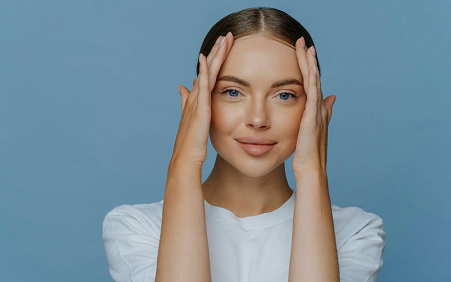 Frau mit Botox-Alternative