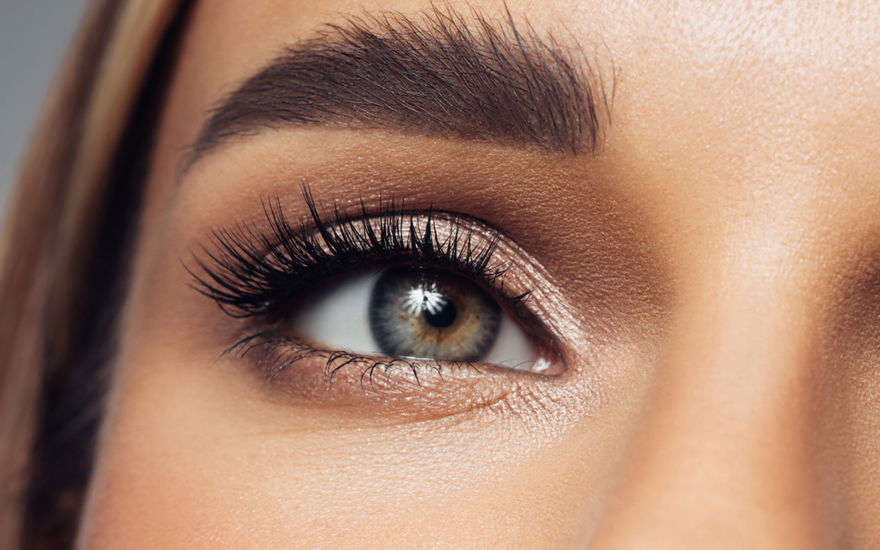 Frau lange Wimpern