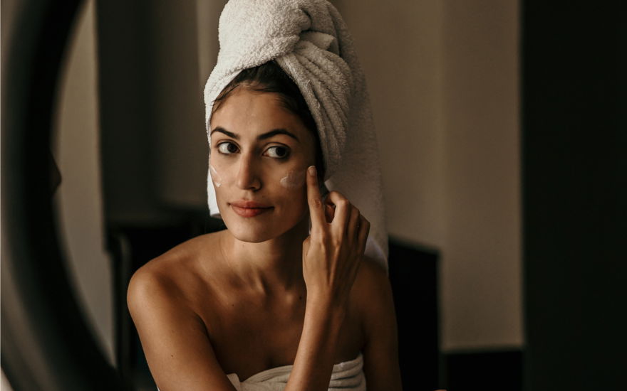 Frau mit Anti-Aging-Nachtcreme
