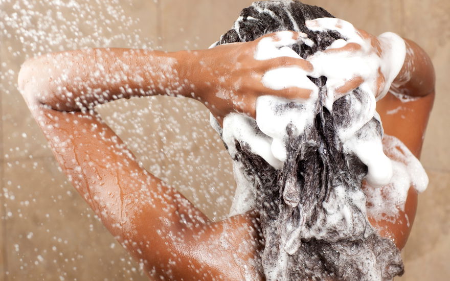 Frau mit Shampoo im Haar