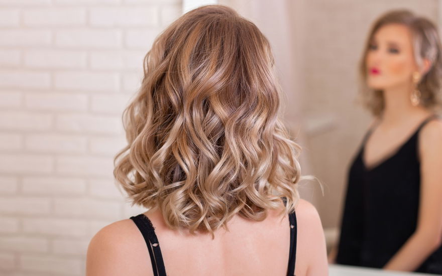 Frau Shampoo baut Haarstruktur auf