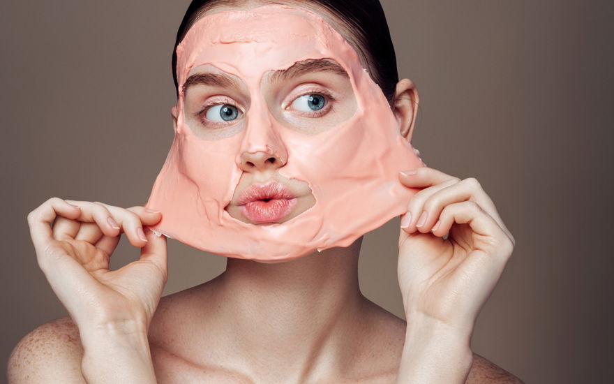 Frau mit Peel-off-Maske