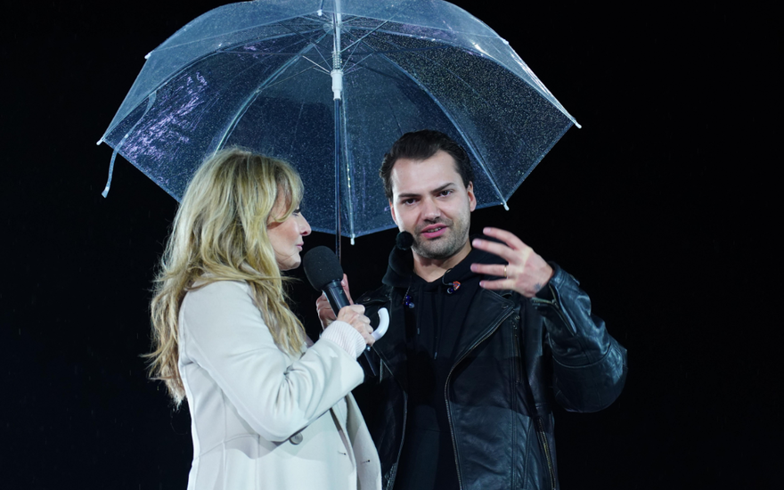 Frauke Ludowig und Jimi Blue Ochsenknech mit Regenschirm