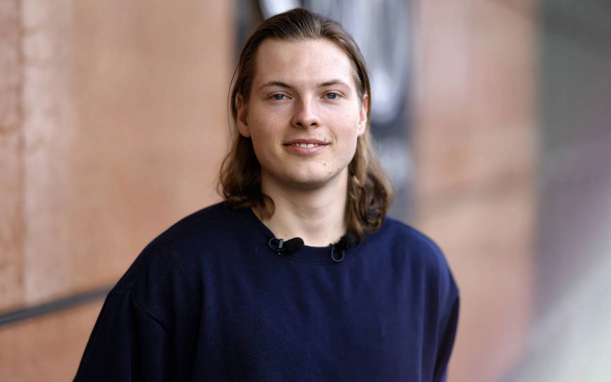 Gabriel Kelly guckt in die Kamera