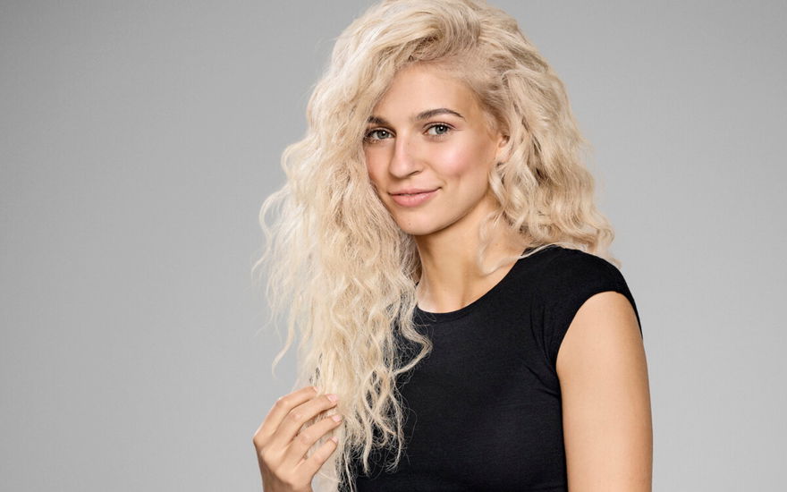 GNTM-Kandidatin Jana nach ihrem Umstyling mit blonden Haaren