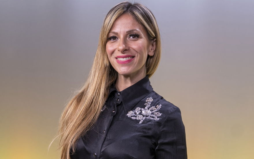 Gülcan Kamps lächelt in TV-Studio