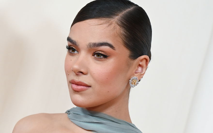 Hailee Steinfeld trägt bei den oscars Make-up in peach Fuzz