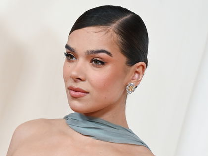Oscars 2024: Hailee Steinfeld trägt den Make-up-Trend des Jahres
