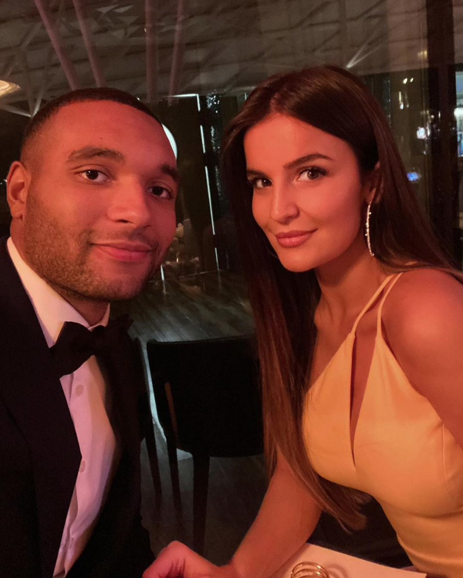 Jonathan Tah mit Ehefrau Luisa in Abendkleidung