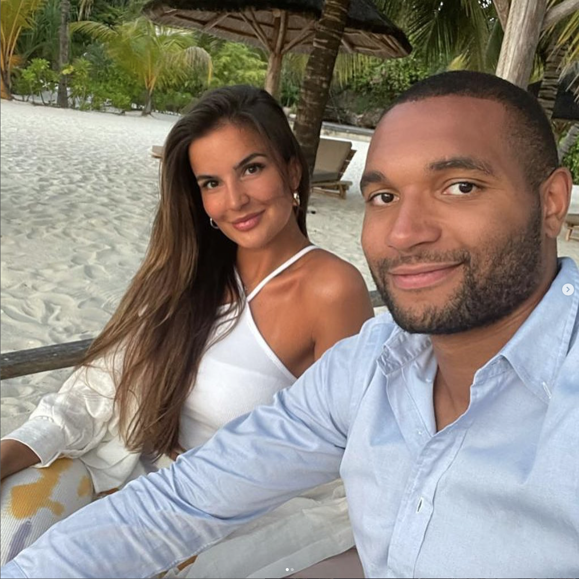 Jonathan Tah mit Ehefrau Luisa am Strand
