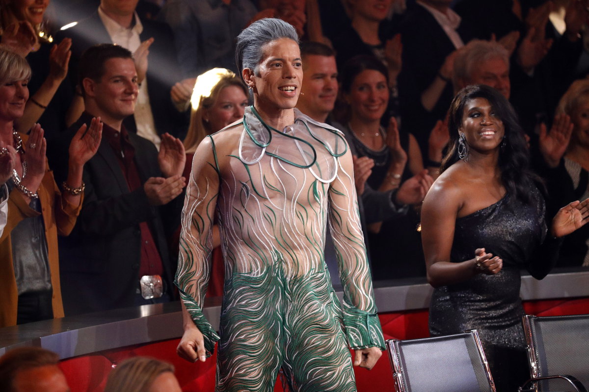 Jorge Gonzalez mit transparenten Outfit
