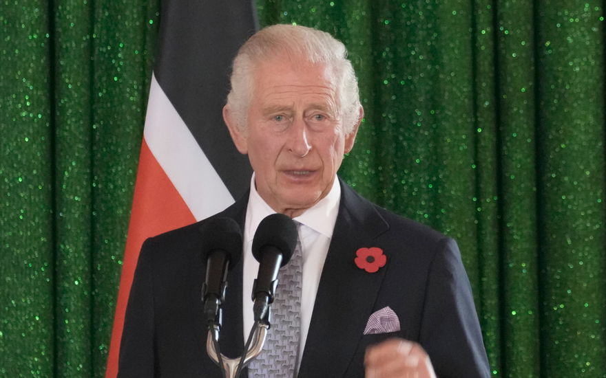 König Charles hält eine Ansprache.