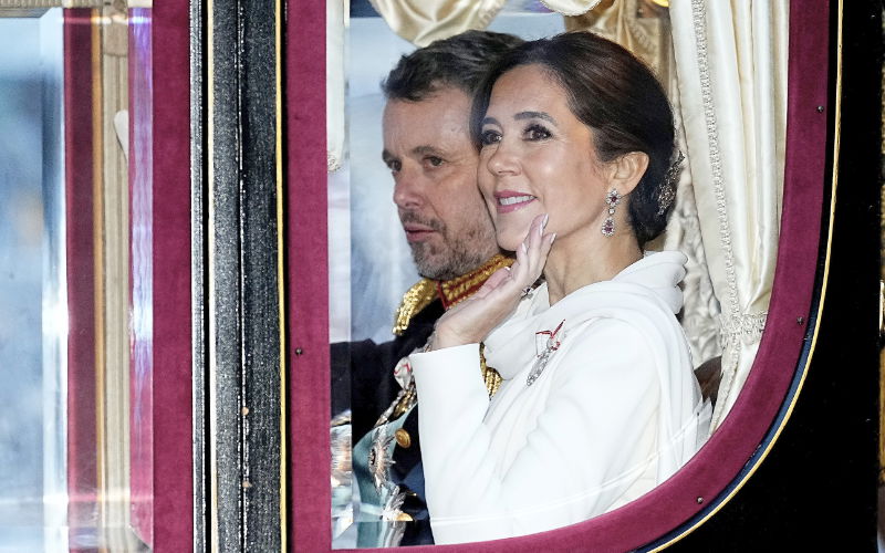 König Frederik und Königin Mary in einer kutsche.