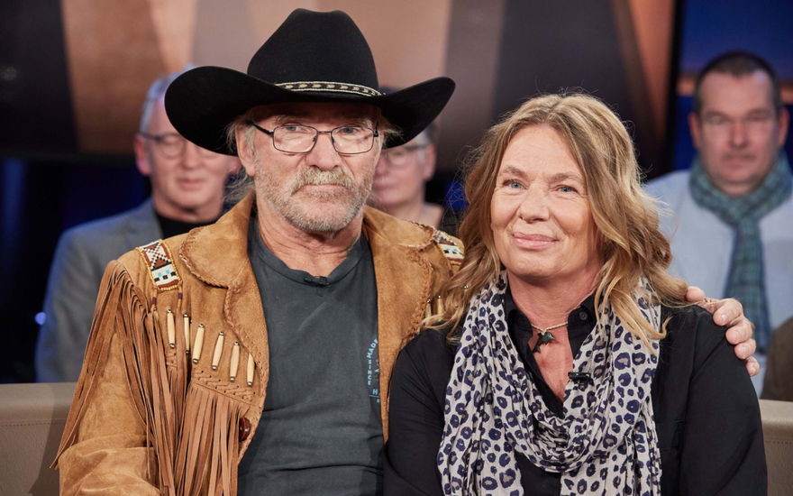 Konny Reimann legt den Arm um seine Frau Manuela