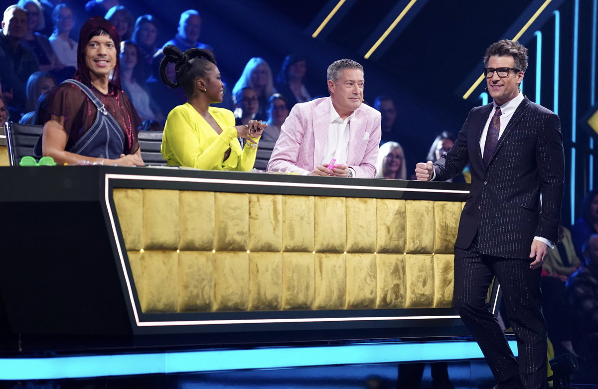 Jorge Gonzalez, Motsi Mabuse und Joachim Llambi sitzen am Jury-Pult von "Let's Dance" und sprechen mit Moderator Daniel Hartwich