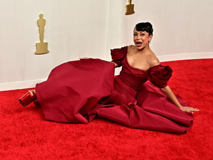 Oscars 2024: Fauxpas! Schauspielerin Liza Koshy fällt auf dem roten Teppich