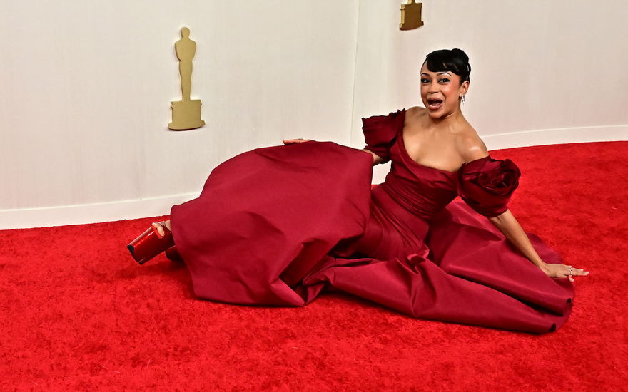 Liza Koshy fällt auf roten Teppich