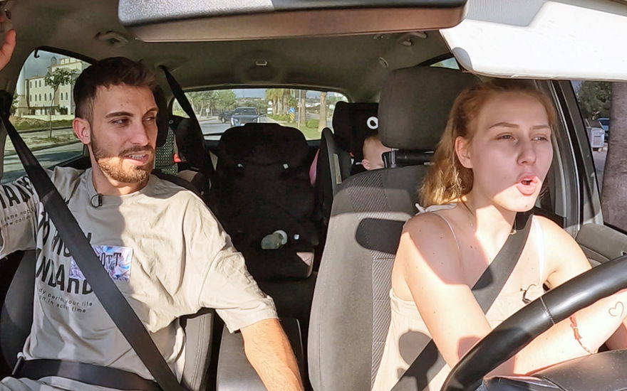 Loredana Wollny und ihr Freund Servet sitzen im Auto und diskutieren