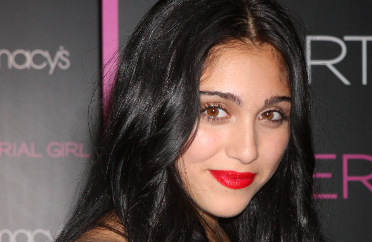 Lourdes Leon mit roten Lippen