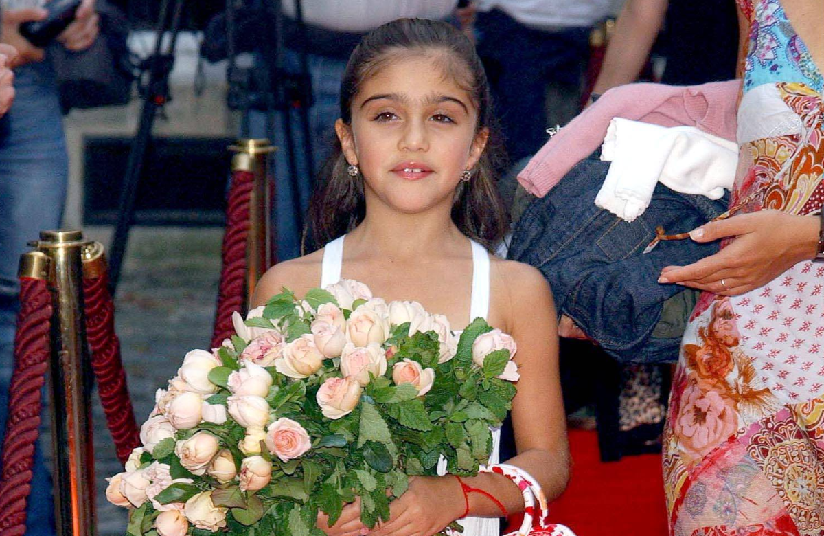 Lourdes als Kind mit Blumenstrauß