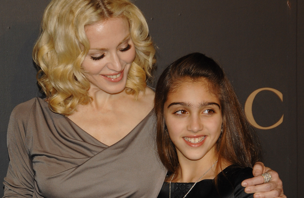 Madonna guckt Lourdes stolz an