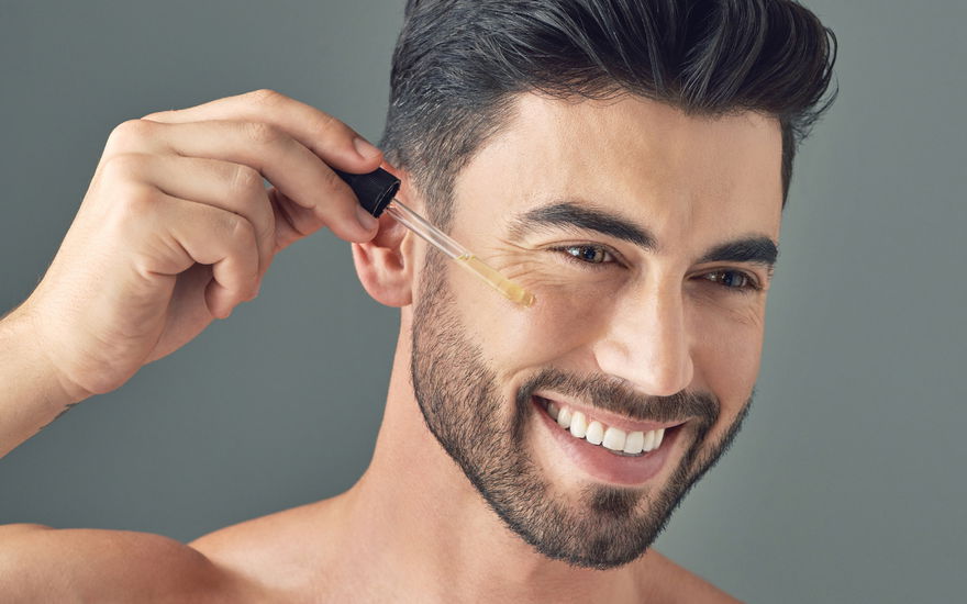 Mann mit Anti-Aging-Serum