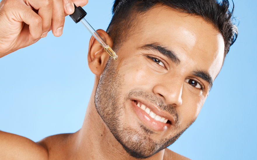Mann mit Vitamin C Serum