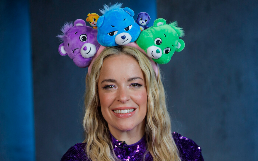 Marina Hoermanseder mit einem Haarreif aus Teddybären