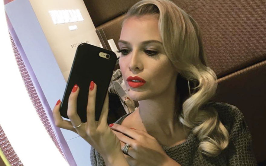 Oksana Kolenitchenko macht Selfie mit ernstem Gesichtsausdruck