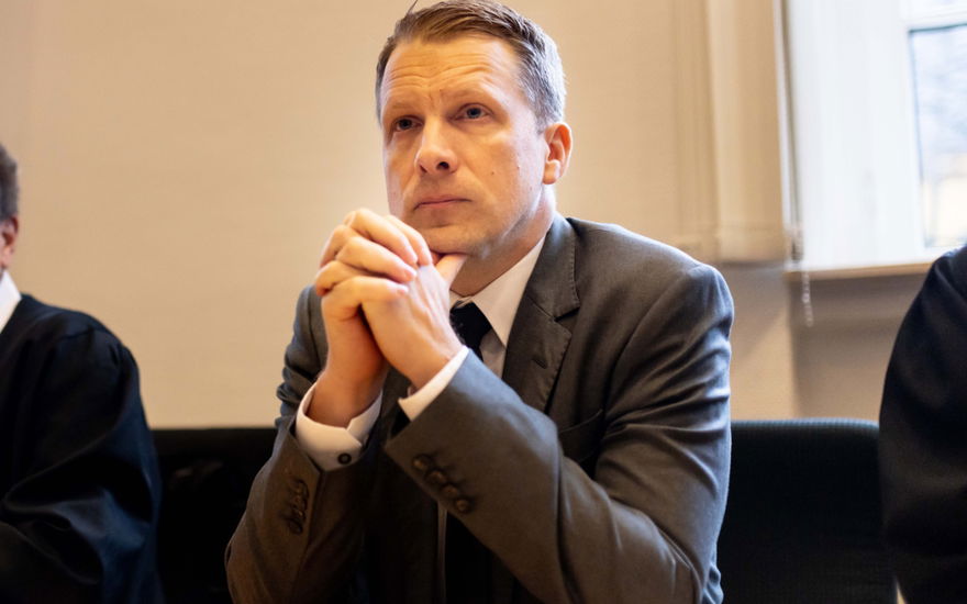 Oliver Pocher im Gerichtssaal beim Prozess gegen "Fat Comedy"