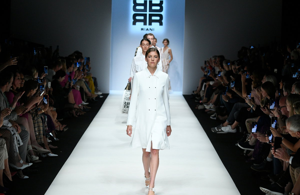 Paulina Swarovski läuft auf der Fashion Show von Riani