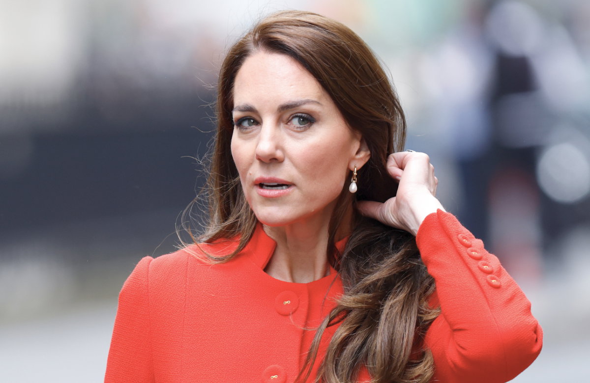 Prinzessin Kate schaut ernst.