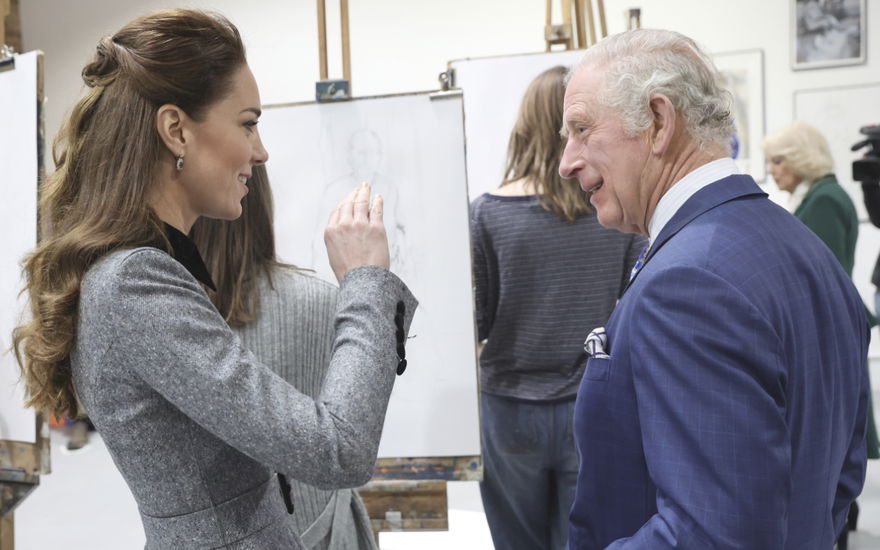 Prinzessin Kate und König Charles III. unterhalten sich.