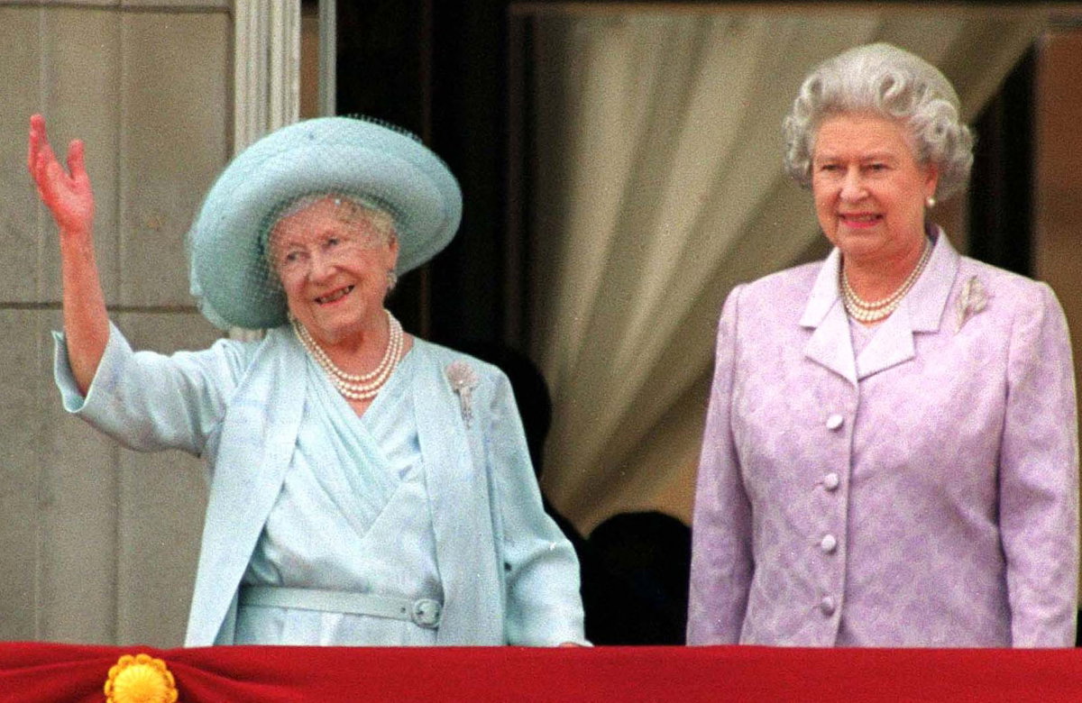 Queen Mum winkt vom Palastbalkon, neben ihr steht Queen Elizabeth II.