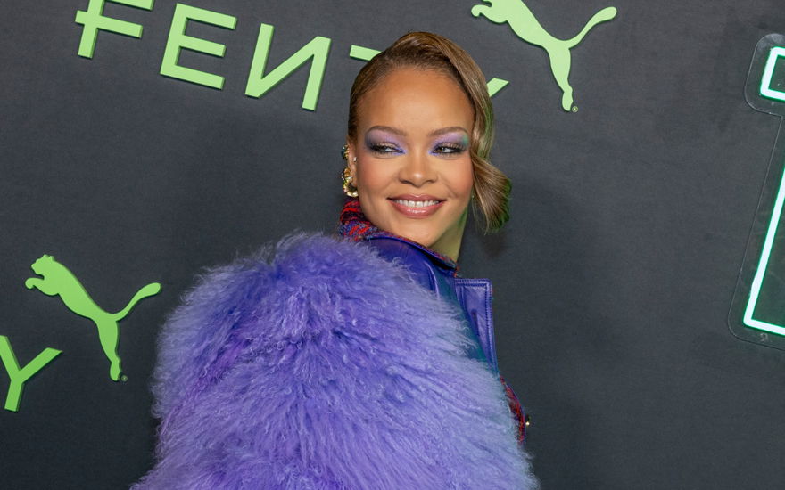 Rihanna lächelt bei einem fenty event