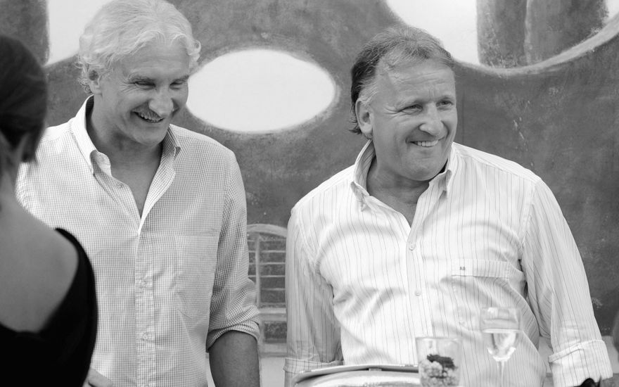 Rudi Völler und Andi Brehme gucken zur Seite und lachen