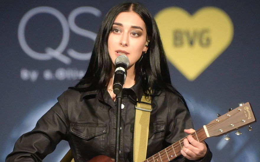 Sängerin Elif mit Gitarre auf der Bühne