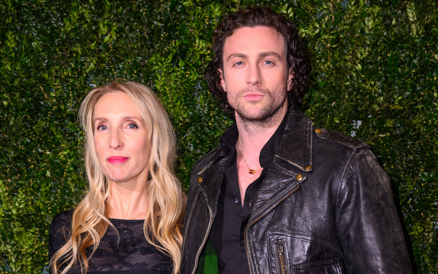Sam und Aaron Taylor-Johnson stehen vor einer Hecke