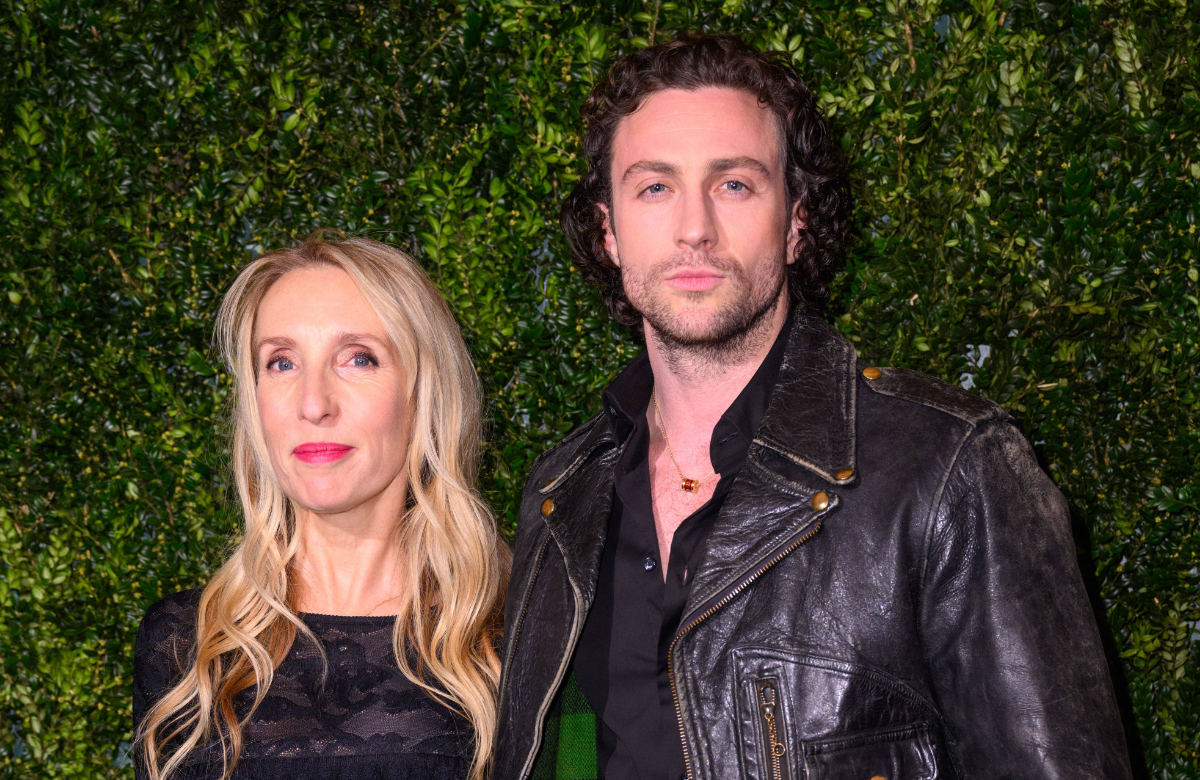 Sam und Aaron Taylor-Johnson stehen vor einer Hecke
