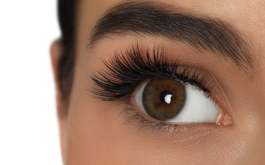 Frau Falsche-Wimpern-Look
