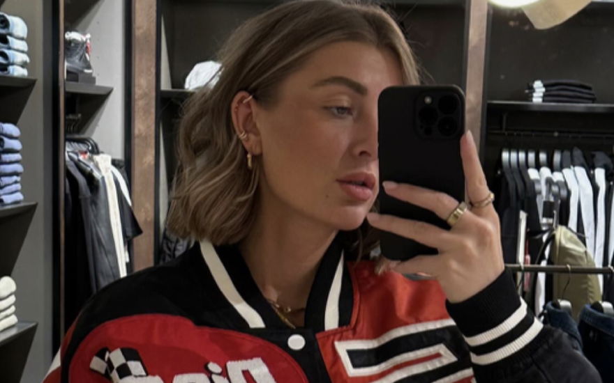 Influencerin Sophia Berna macht ein Selfie beim Klamotten-Einkaufen