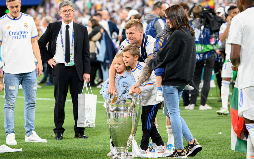 Toni Kroos und seine Familie posieren mit dem Siegerpokal