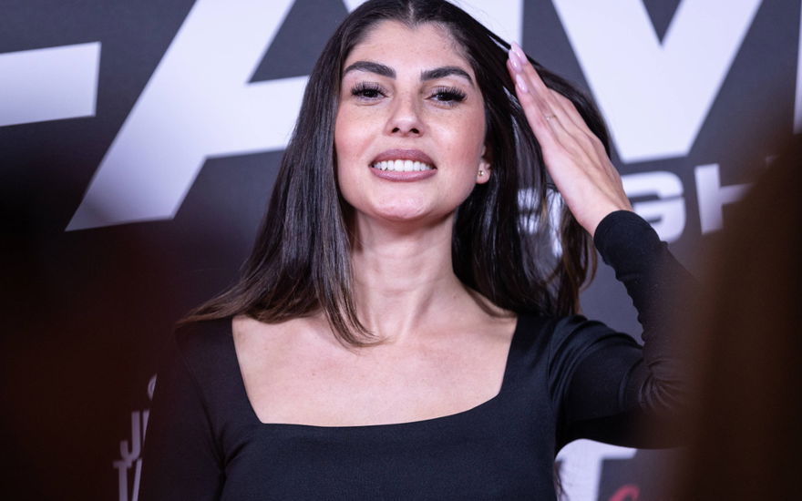 Yeliz Koc streift sich mit der Hand eine Strähne aus dem Gesicht und lacht